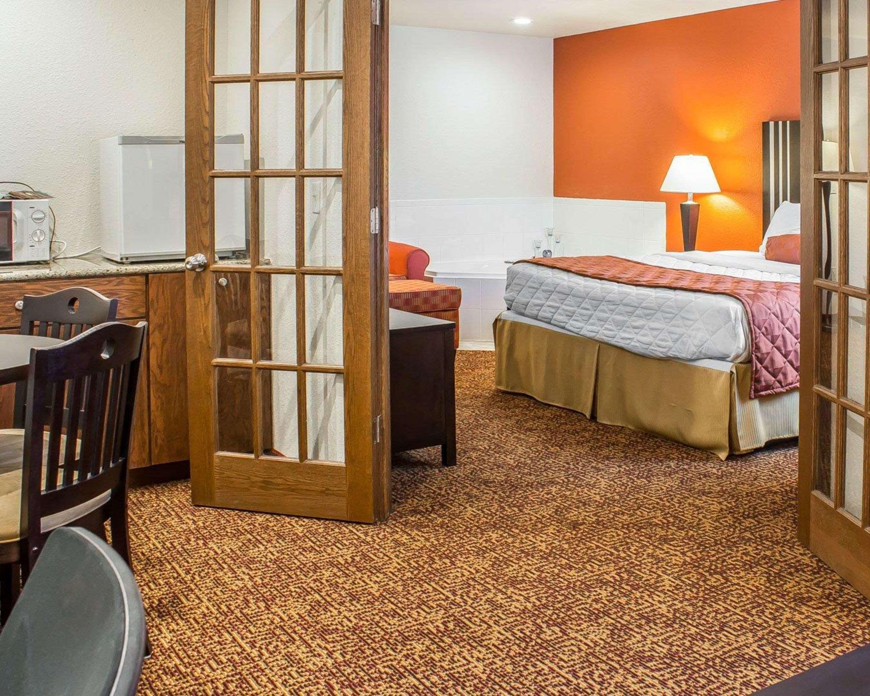 Rodeway Inn & Suites Near Okoboji Lake Milford Екстериор снимка