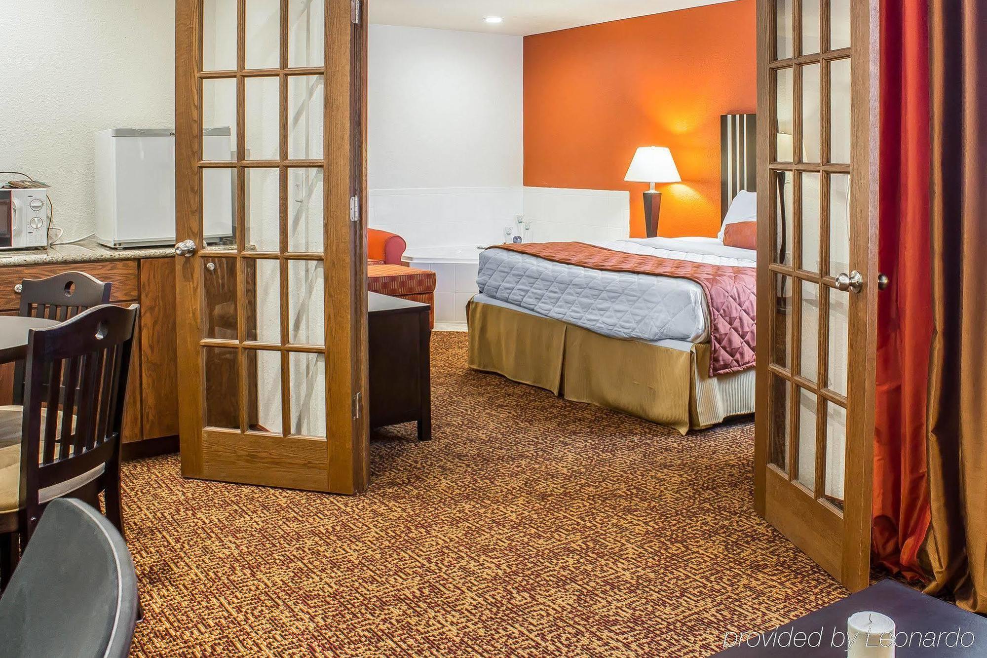 Rodeway Inn & Suites Near Okoboji Lake Milford Екстериор снимка